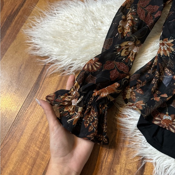 Evereve Women’s Dark Floral Fall Blouse - Picture 6 of 6